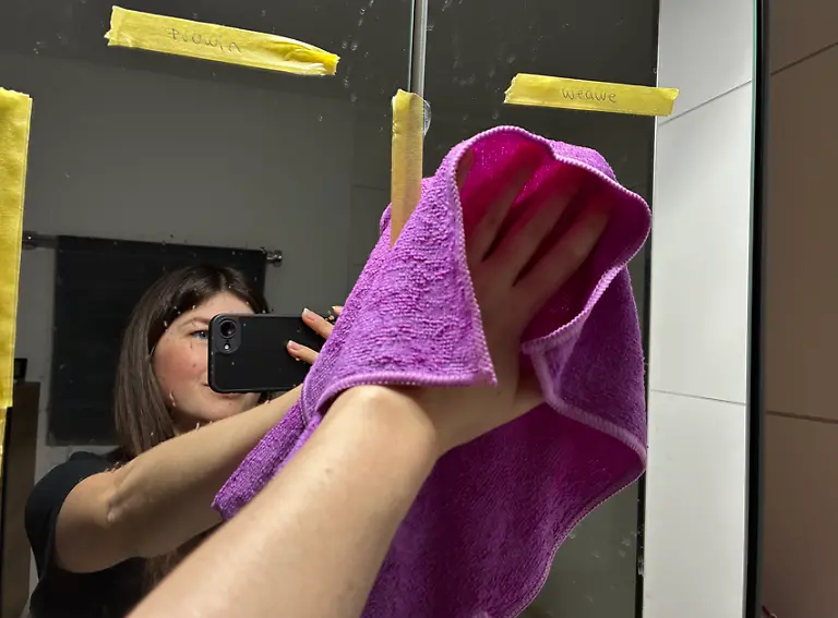 Autorin Isabella Campanelli putzt den Spiegelschrank